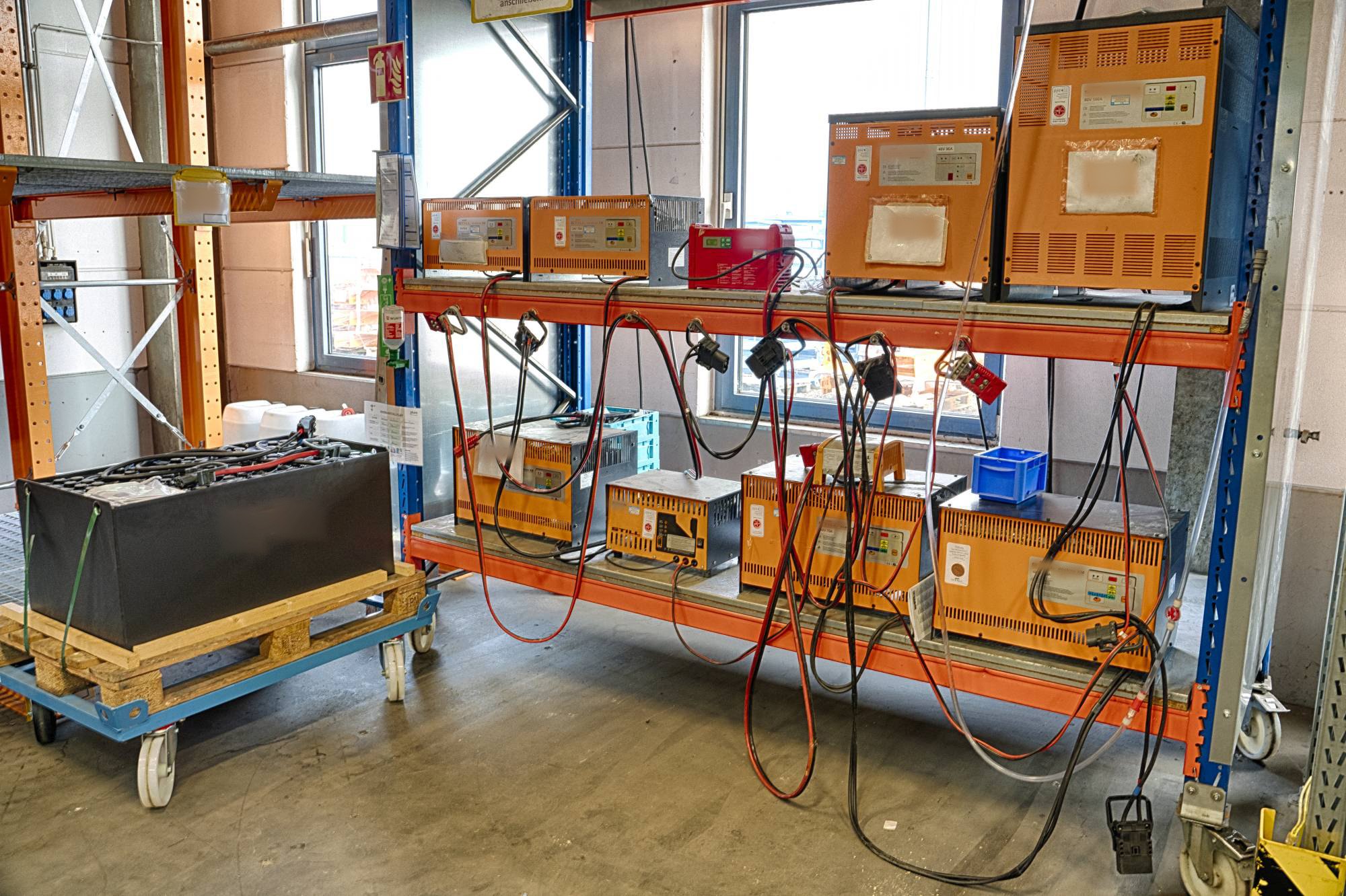batterieladesystem-batterieladestationen-batterieladeraum-battery-charging-stations-battery-charging-room-battery-charging-system batterieladesystem batterieladestationen batterieladeraum battery charging stations battery charging room battery charging system