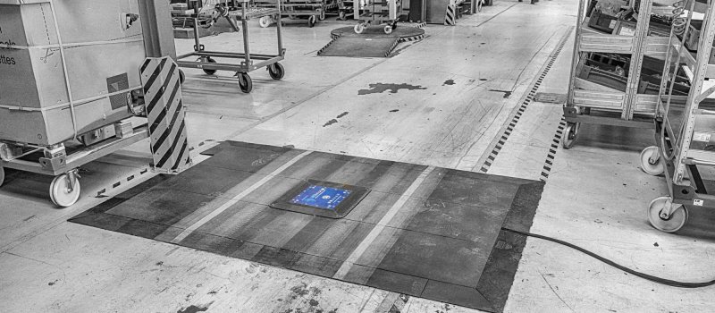 Tugger train charging in the production line powertiles floor ground induktiv charging - forklifts - ladesystem - charging system