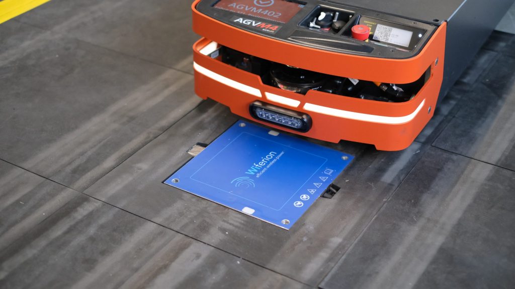 safelog_agv_m4_wireless-charging SAFELOG AGV M4 wireless battery charging - FTS Ladestation - AGV Charging Station
