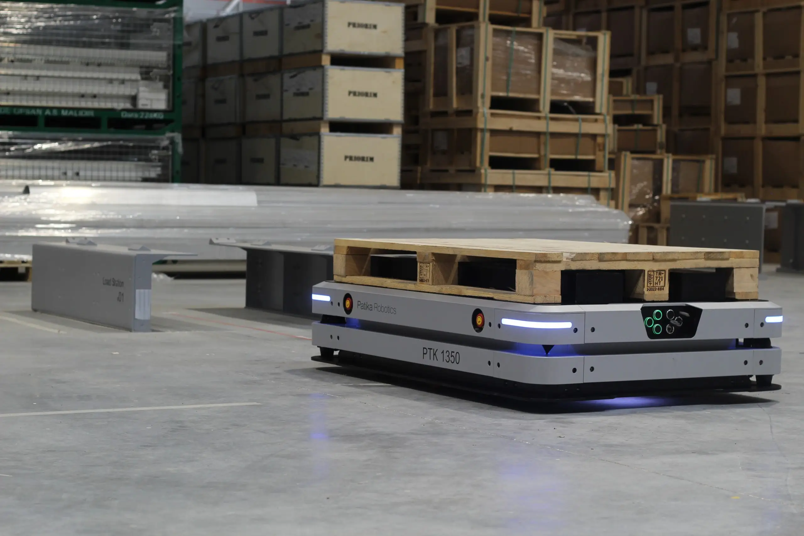 PTK1350 driving wireless charging patika robotics agv amr etaLINK 3000 intralogistics Process Optimization for Fulfilment and E-Commerce